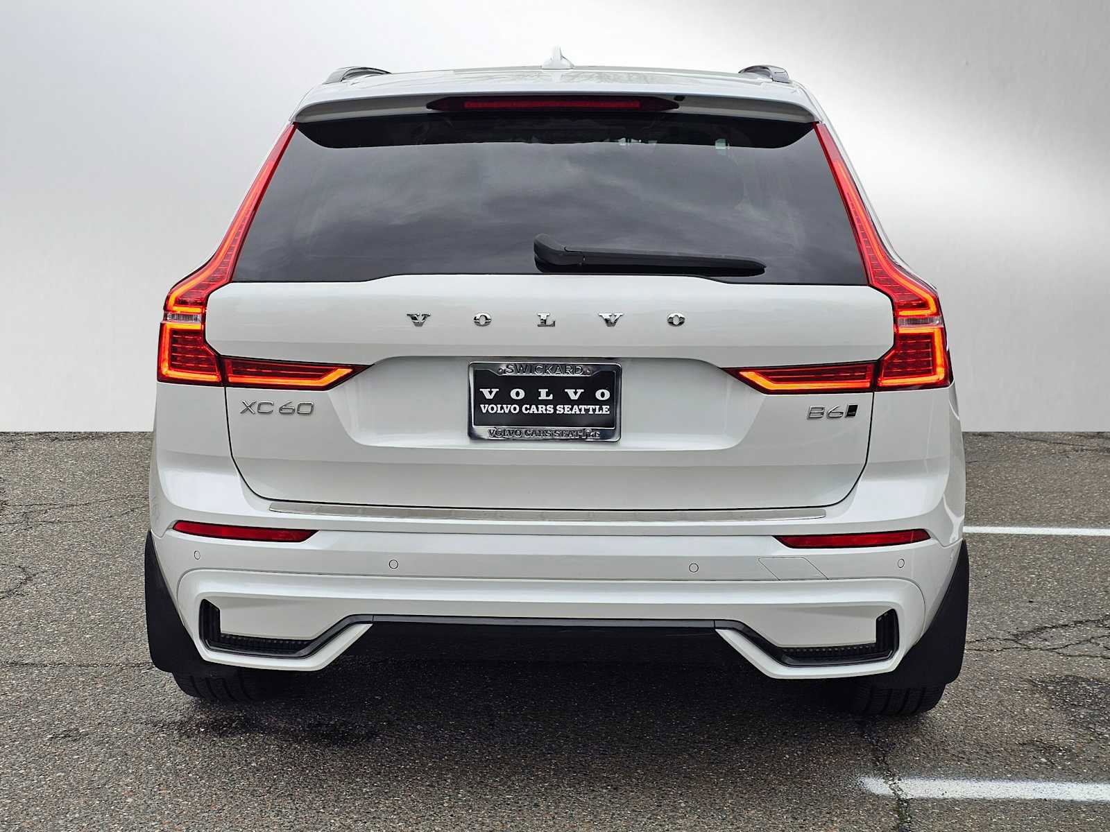 Certified 2023 Volvo XC60 B6 Ultimate w/ Protection Package Premier image 4