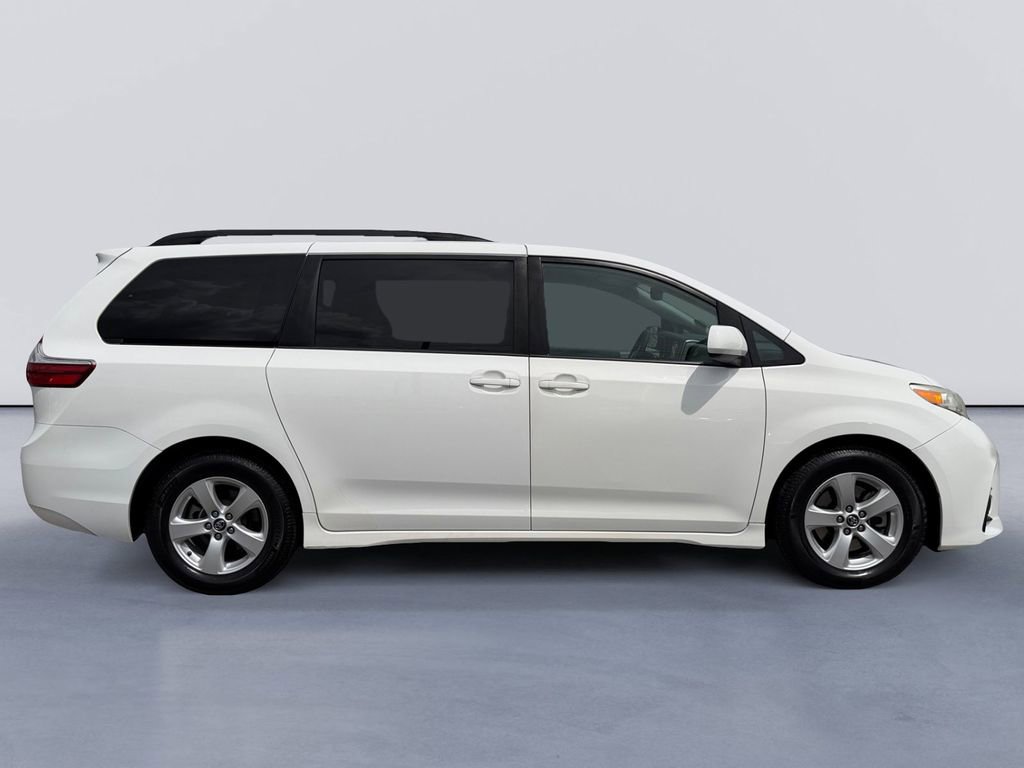 Used 2019 Toyota Sienna LE FWD image 2