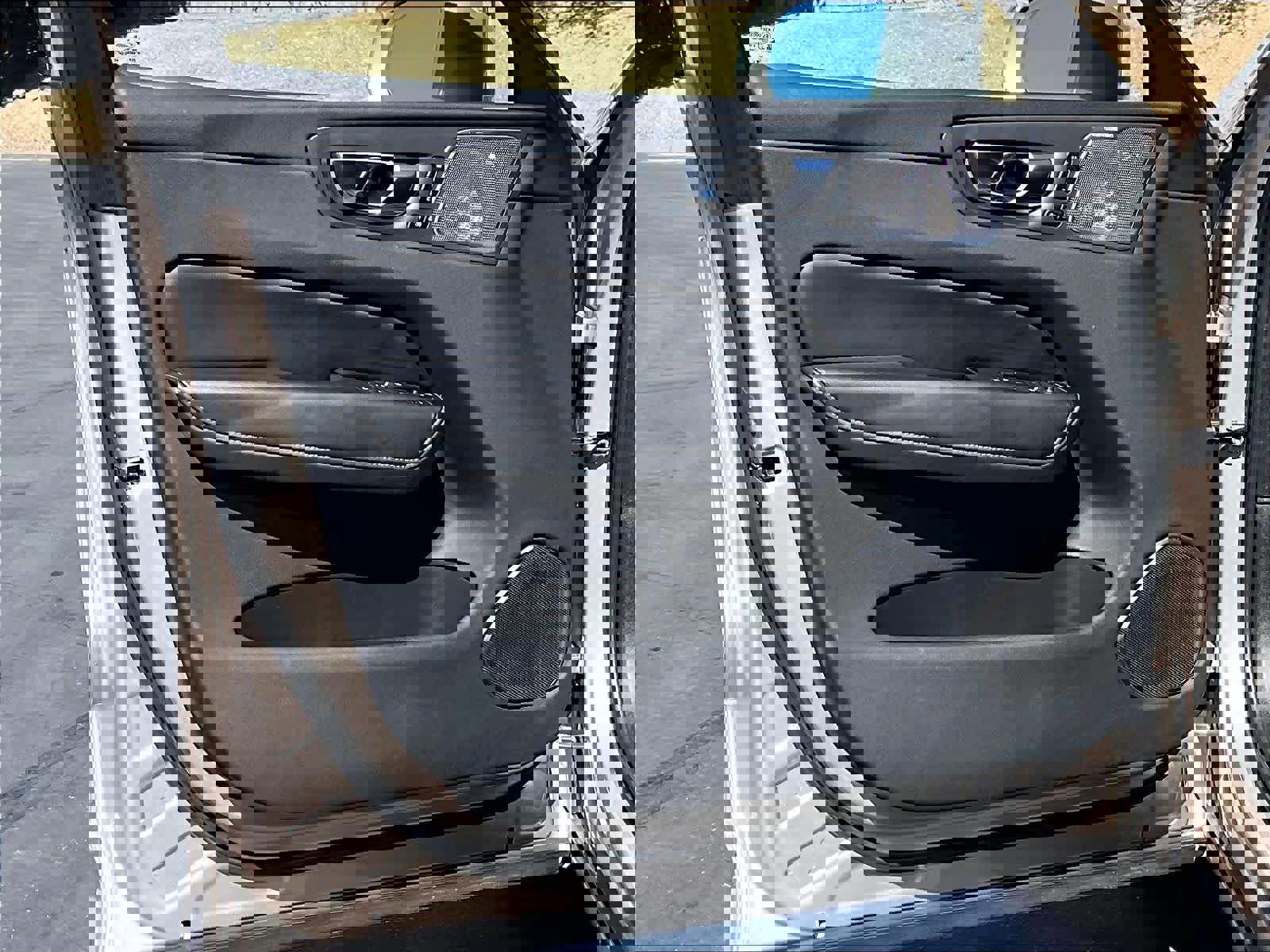 Used 2023 Volvo XC60 T8 Ultimate AWD/4WD image 25