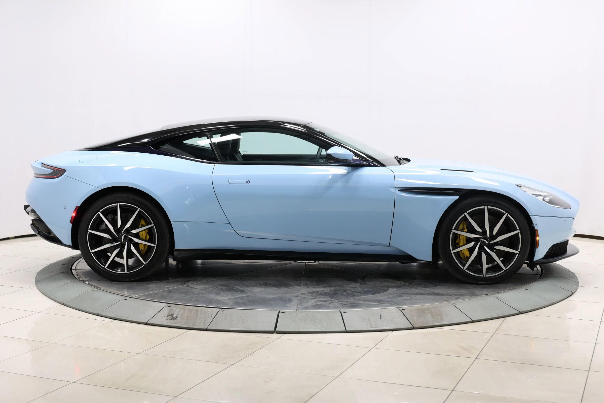 Used 2018 Aston Martin DB11 V12 image 68