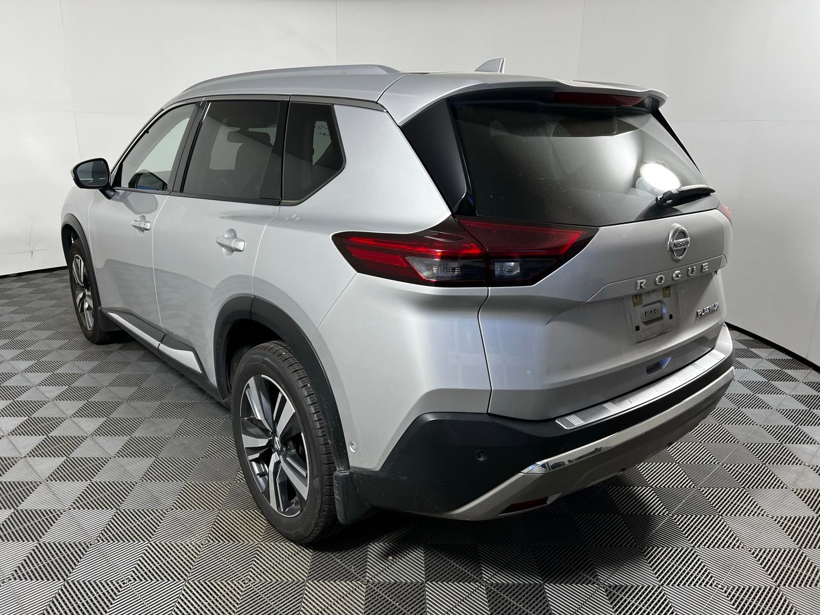 Used 2021 Nissan Rogue Platinum image 7