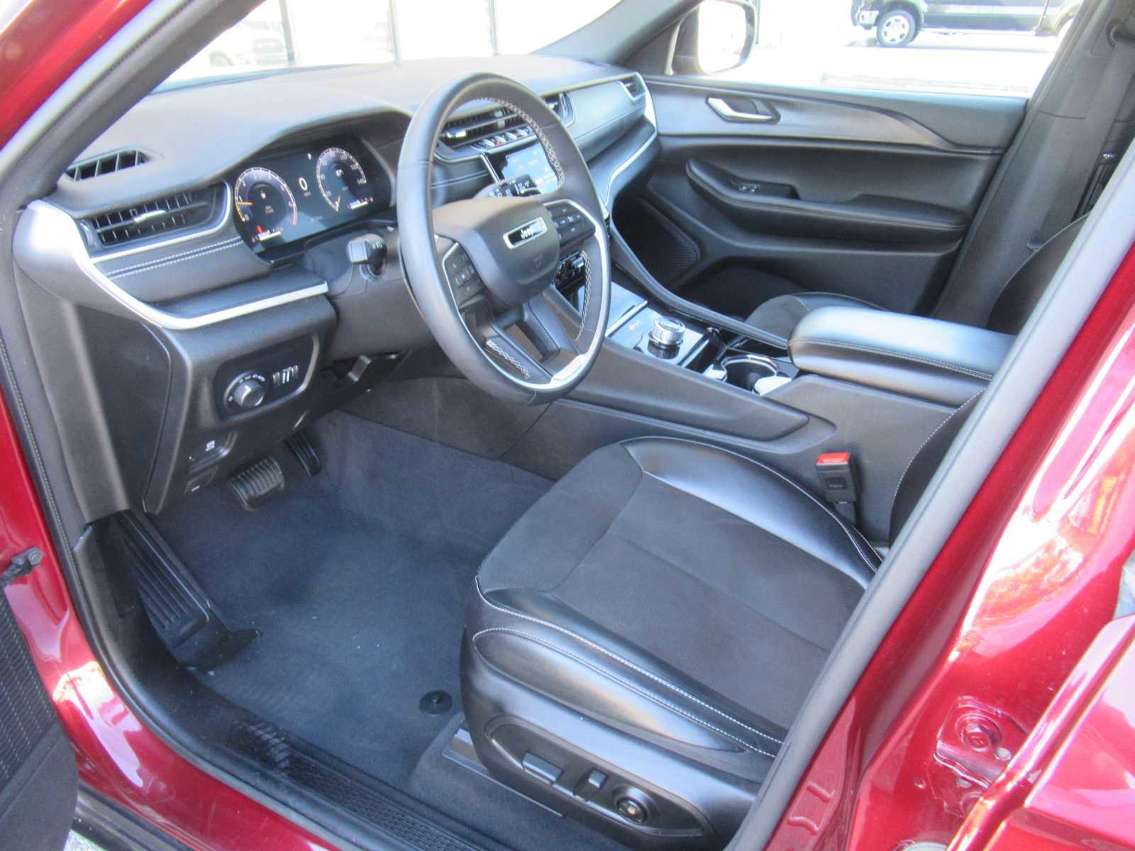 Used 2023 Jeep Grand Cherokee L Laredo image 18