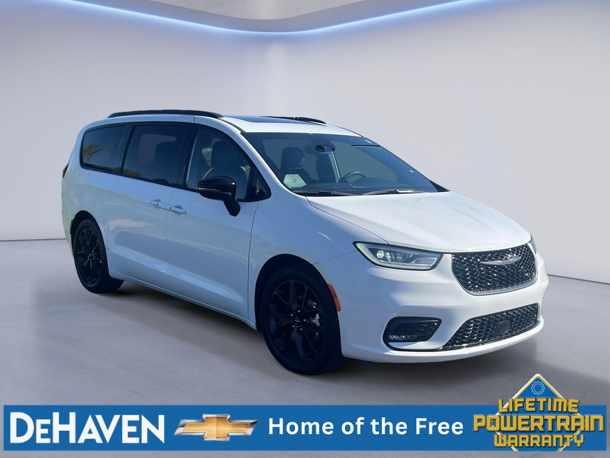 Used 2025 Chrysler Pacifica Limited FWD image 8