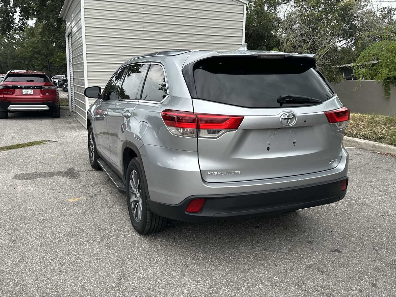 Used 2019 Toyota Highlander XLE FWD image 4