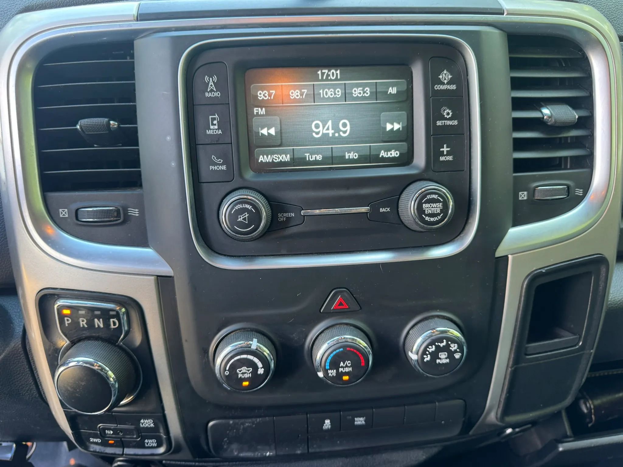 Used 2017 RAM 1500 Classic SLT AWD/4WD image 17