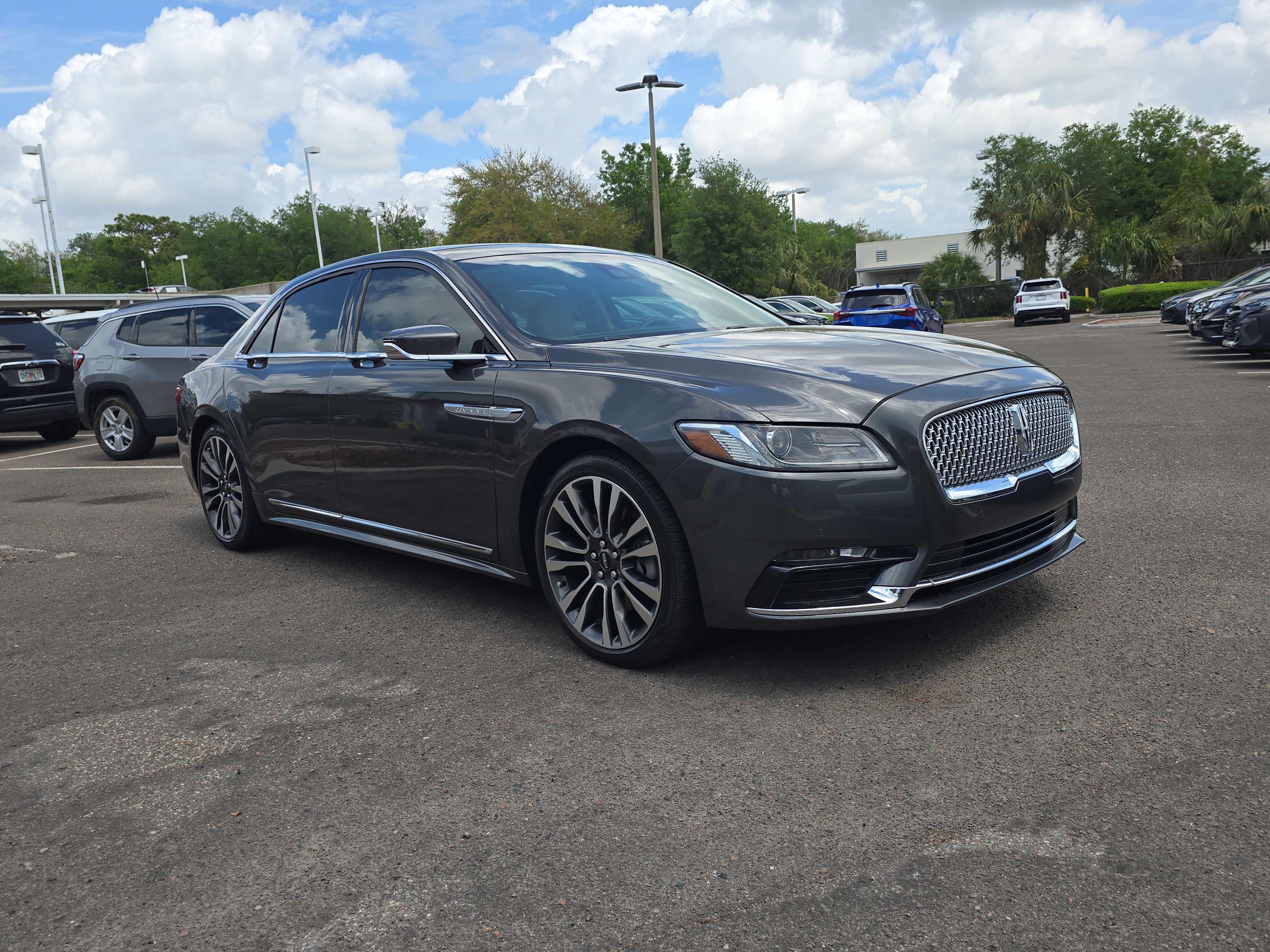 Used 2019 Lincoln Continental Select image 2