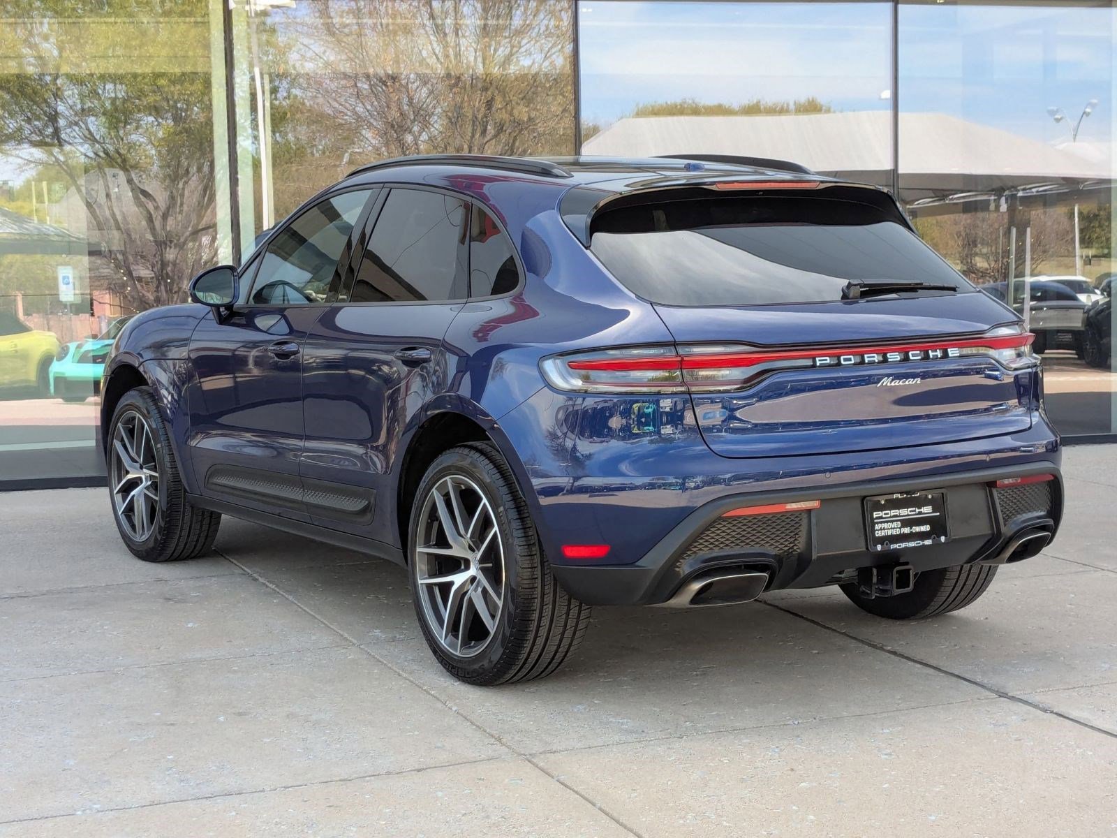 Certified 2025 Porsche Macan image 3