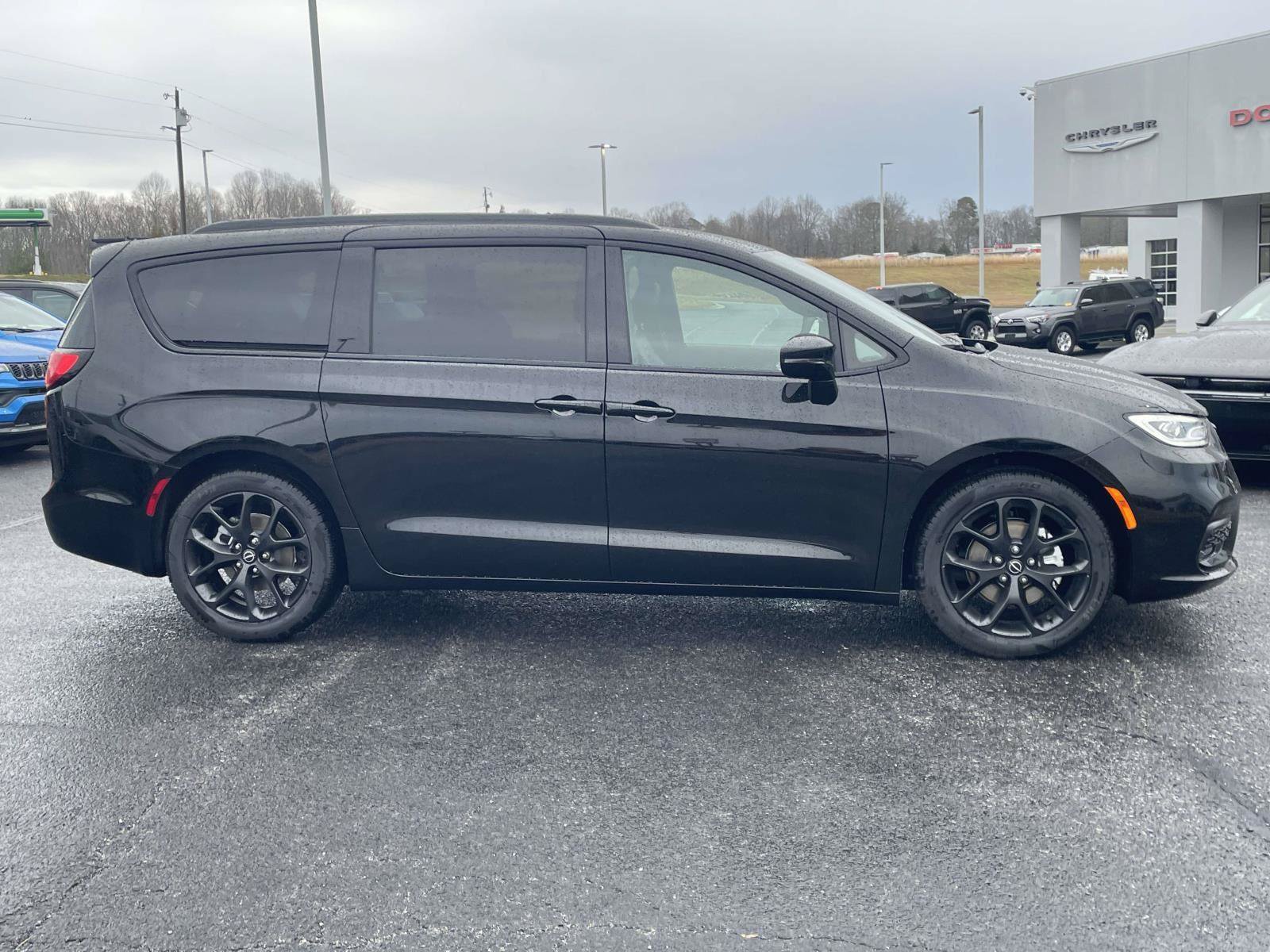 New 2026 Chrysler Pacifica Select w/ S Appearance Package FWD image 2