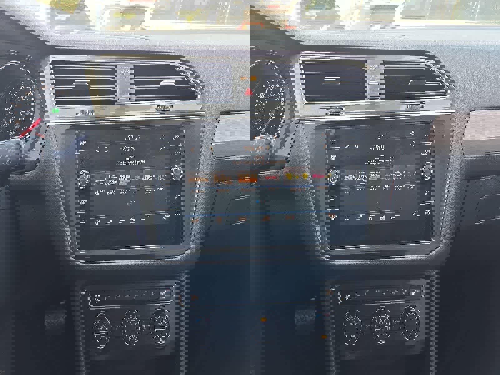 Used 2018 Volkswagen Tiguan SE image 27