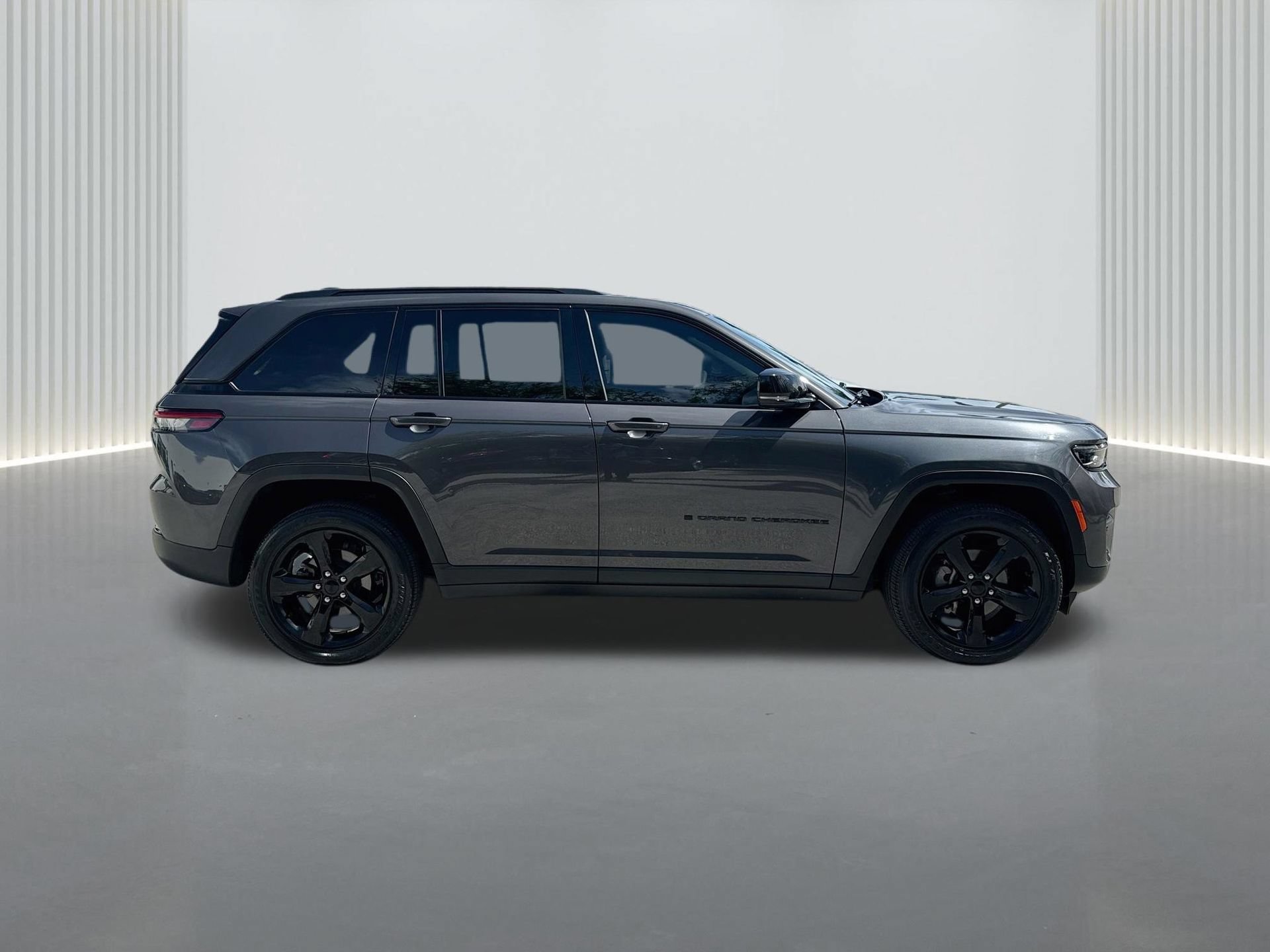 Used 2024 Jeep Grand Cherokee Altitude AWD/4WD image 6