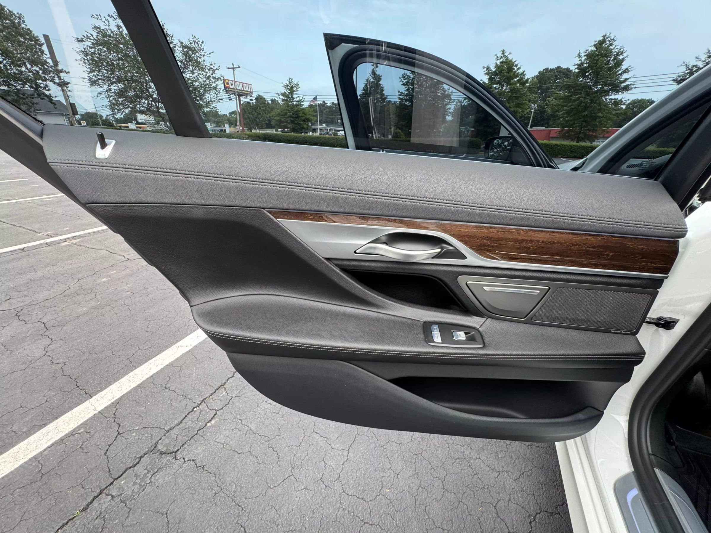 Used 2020 BMW 740i image 14