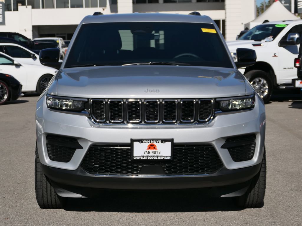 Used 2025 Jeep Grand Cherokee Laredo image 7