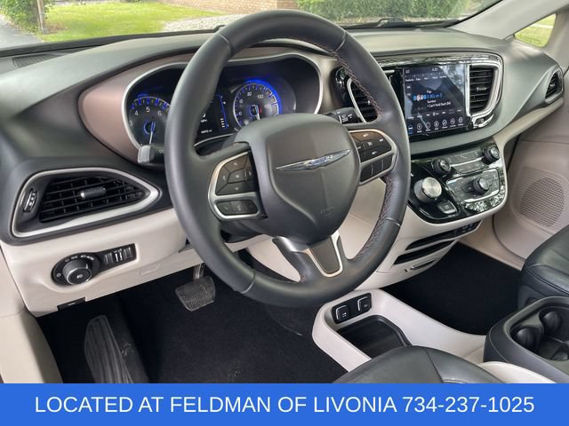 Used 2018 Chrysler Pacifica Touring-L w/ Premium Audio Group FWD image 10