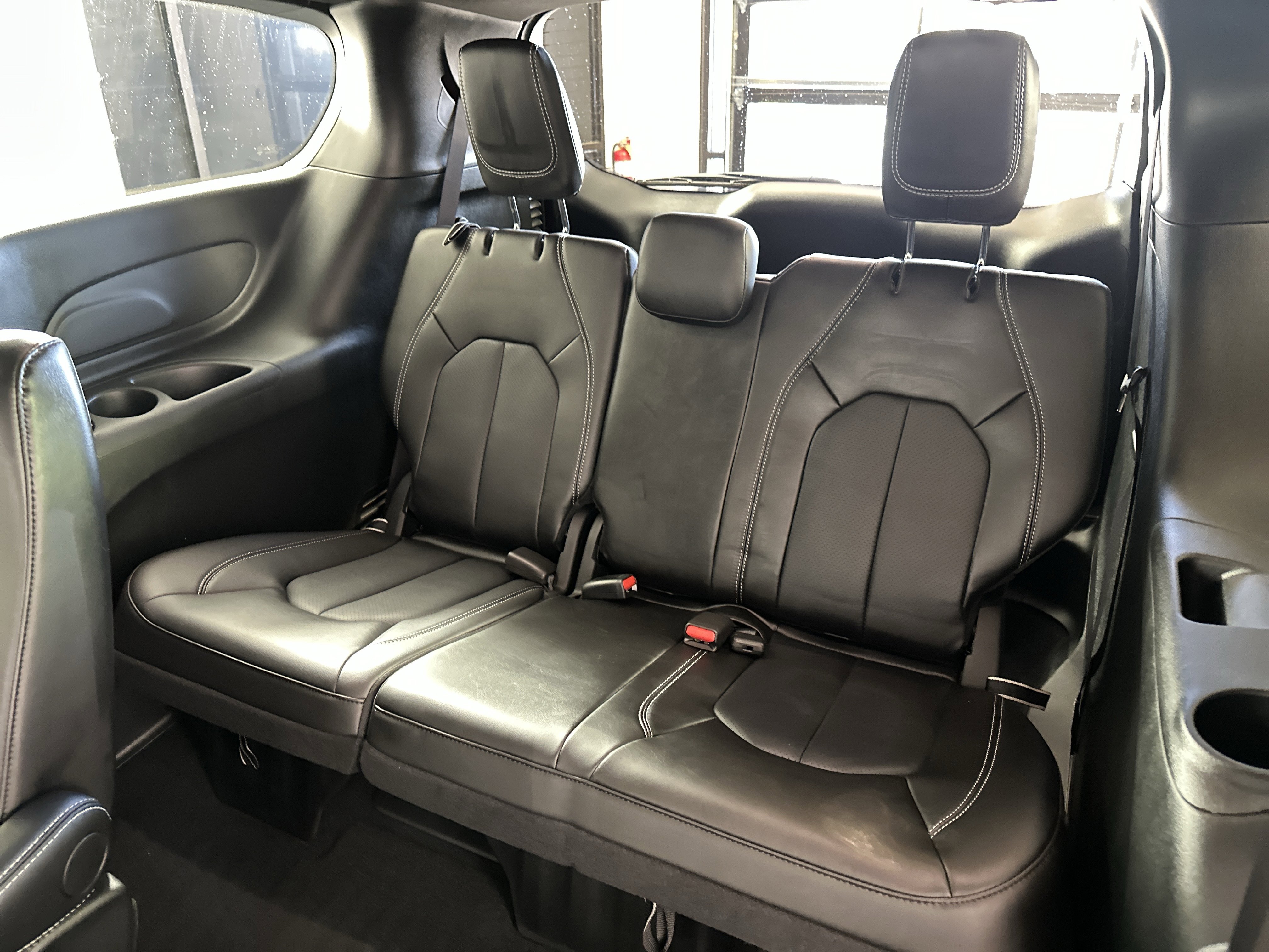 Used 2025 Chrysler Pacifica Select image 8