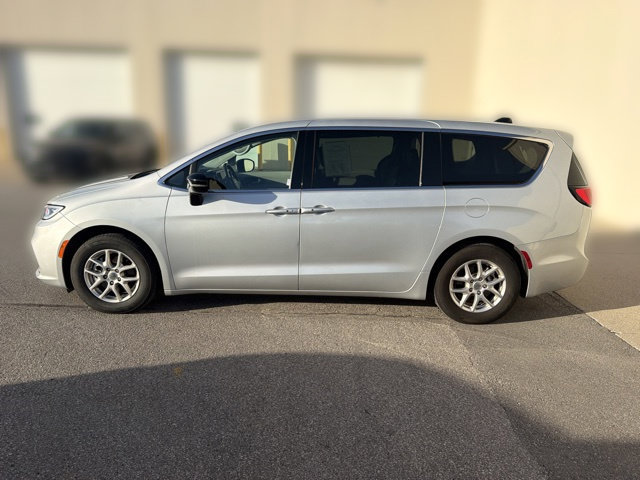 Used 2024 Chrysler Pacifica Touring-L FWD image 12
