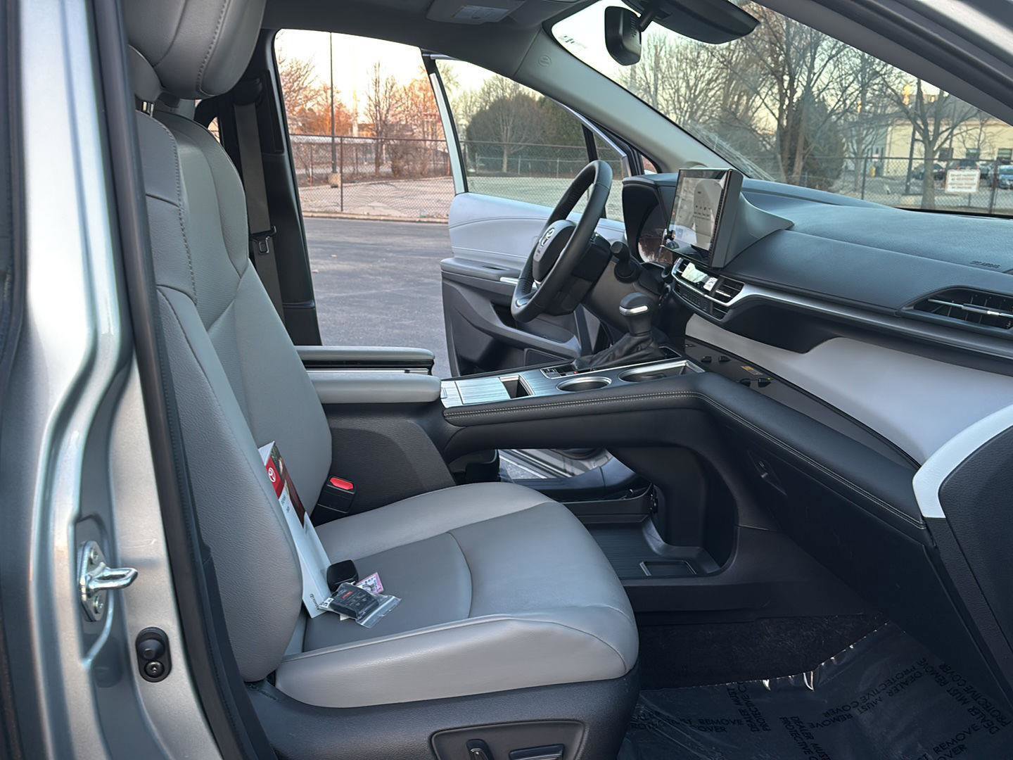 Used 2025 Toyota Sienna XLE w/ XLE Plus Package image 31