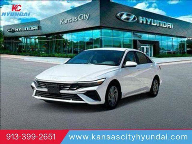 Used 2025 Hyundai Elantra Blue image 1