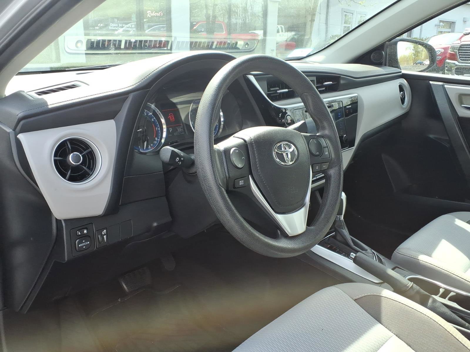 Used 2017 Toyota Corolla LE w/ Carpet Mat Package (TMS) FWD image 17