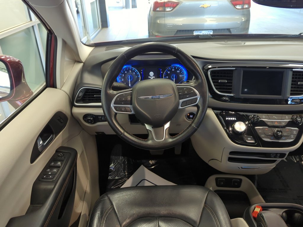 Used 2020 Chrysler Pacifica Touring-L FWD image 25