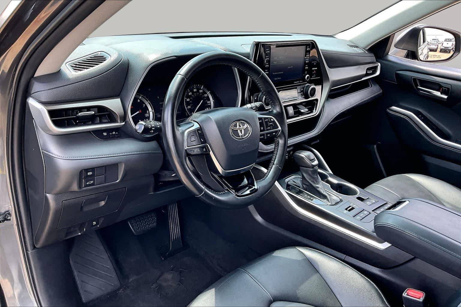 Used 2021 Toyota Highlander XLE AWD/4WD image 17