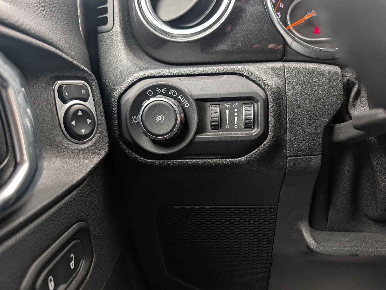 Used 2021 Jeep Wrangler Unlimited Sahara AWD/4WD image 14