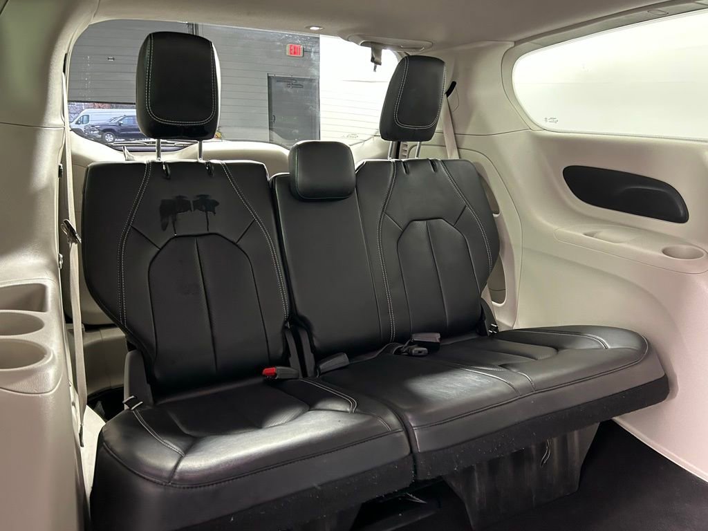 Used 2023 Chrysler Pacifica Touring-L image 13