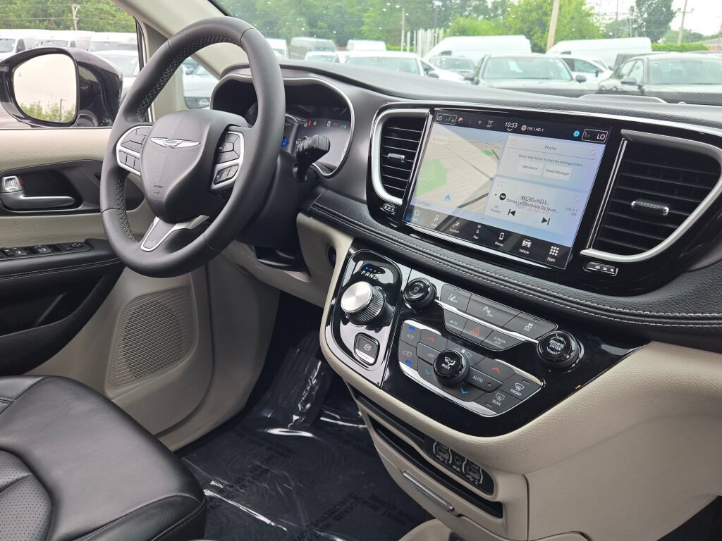 Certified 2024 Chrysler Pacifica Limited FWD image 5
