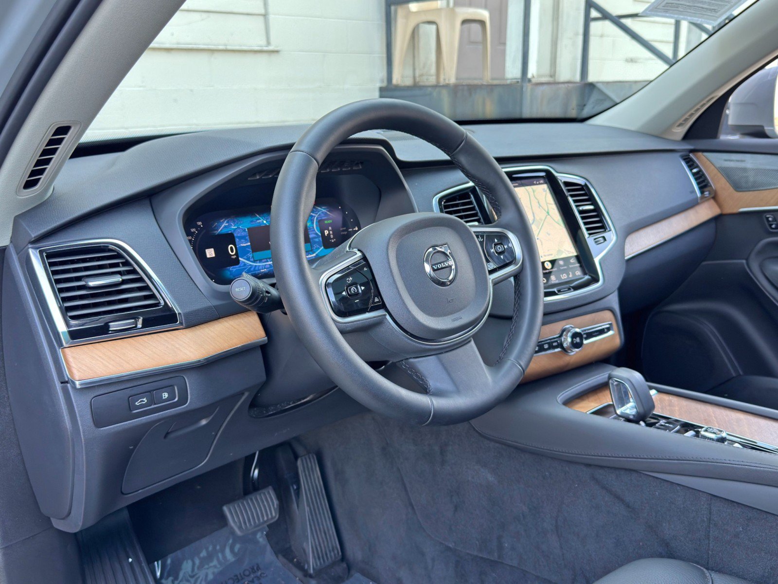 Used 2025 Volvo XC90 T8 Plus w/ Protection Package Premier AWD/4WD image 14