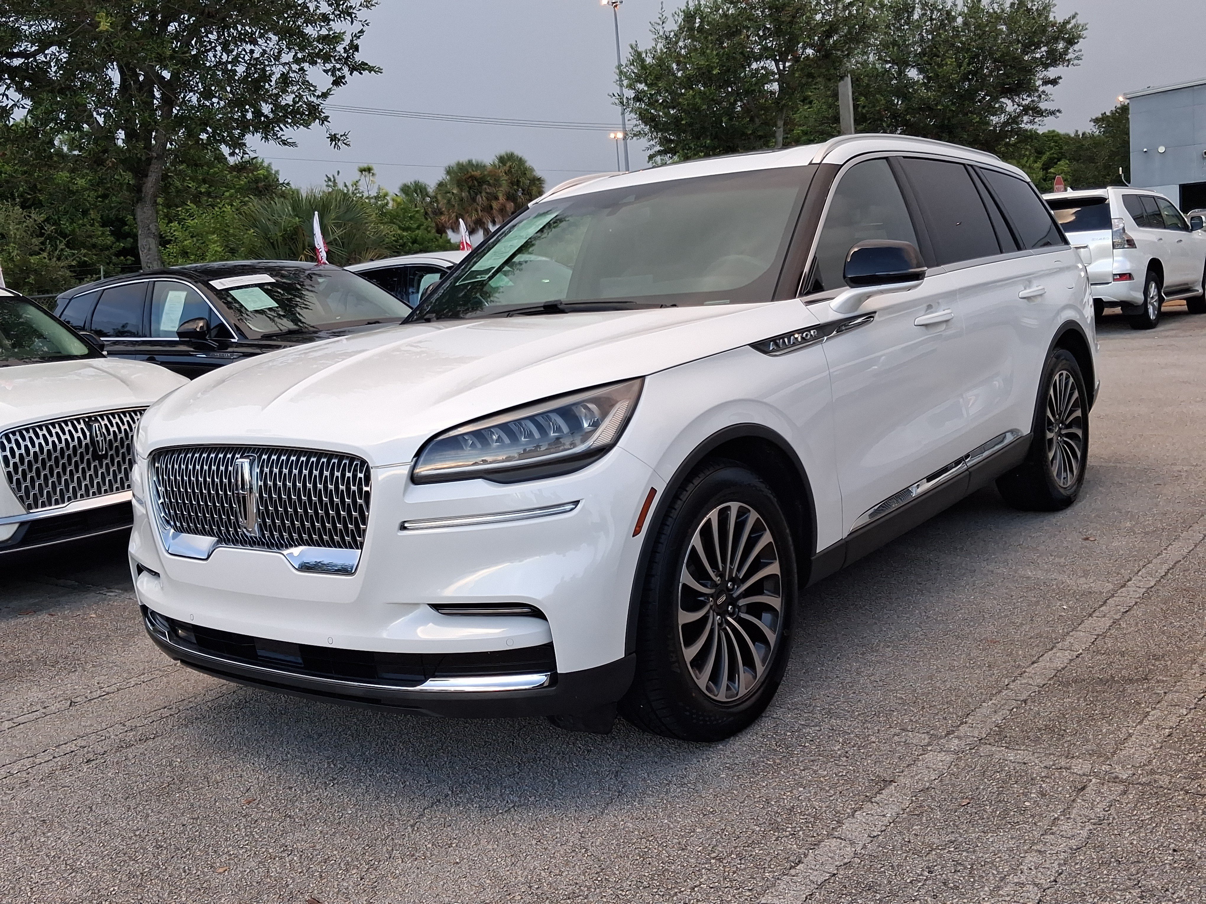 Certified 2023 Lincoln Aviator Reserve RWD image 2