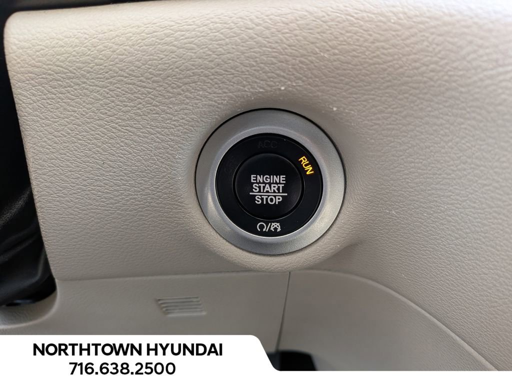 Used 2024 Chrysler Pacifica Touring-L image 17