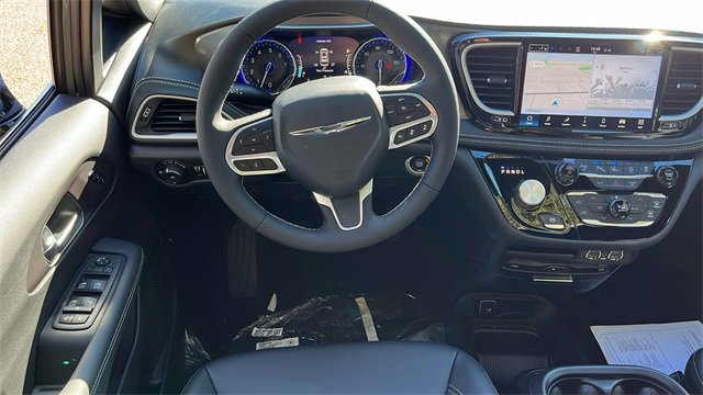 New 2025 Chrysler Pacifica Select image 40