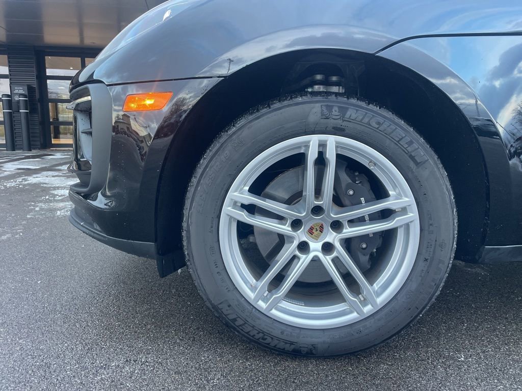 Certified 2025 Porsche Macan AWD/4WD image 13