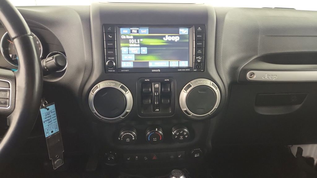 Used 2016 Jeep Wrangler Unlimited Rubicon w/ Connectivity Group AWD/4WD image 13