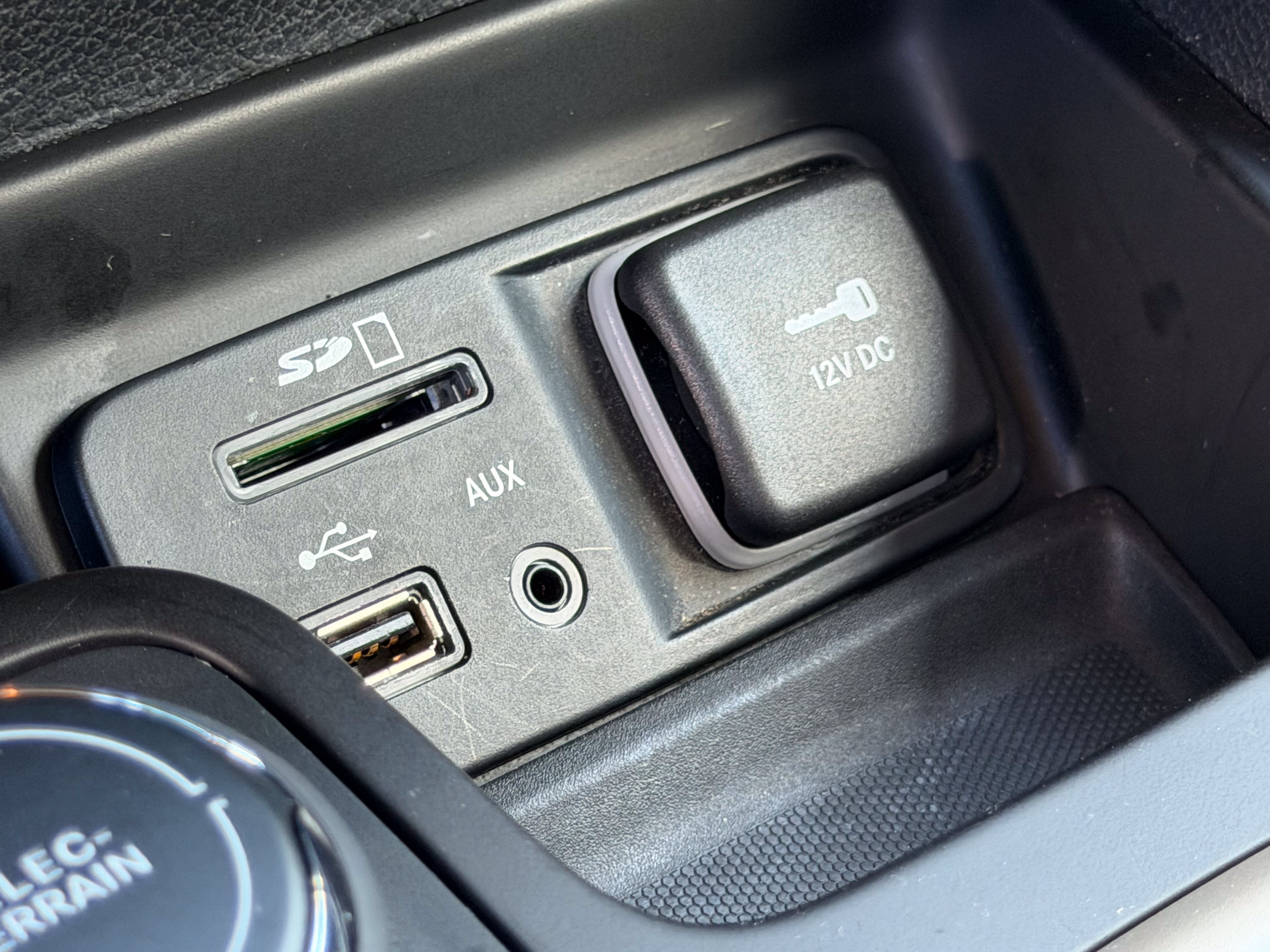 Used 2014 Jeep Cherokee Latitude AWD/4WD image 18