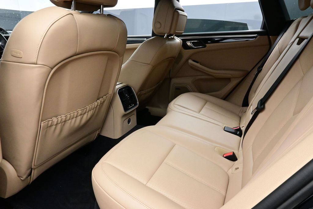 Certified 2025 Porsche Macan AWD/4WD image 15