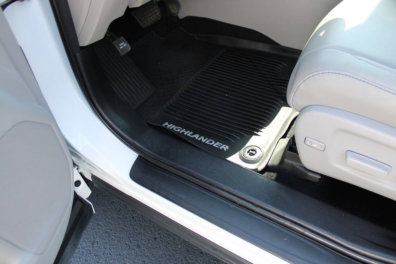 Used 2018 Toyota Highlander XLE AWD/4WD image 18