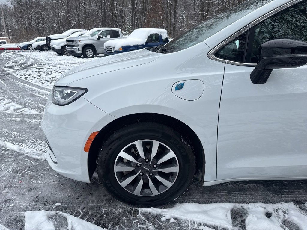 Used 2024 Chrysler Pacifica Select image 6