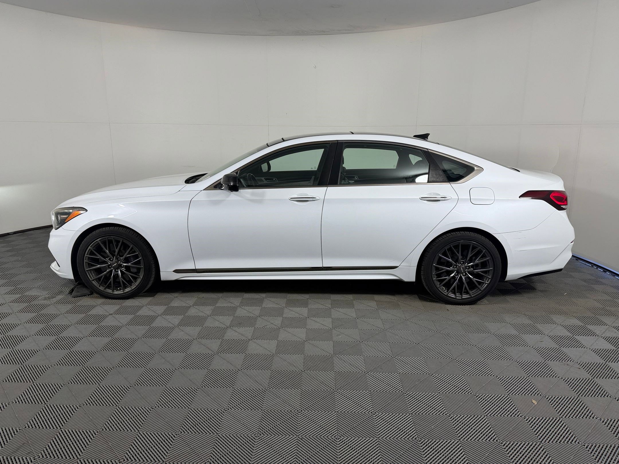 Used 2018 Genesis G80 3.3T Sport RWD image 2