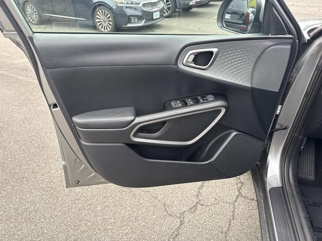 Used 2025 Kia Soul LX w/ LX Technology Package FWD image 13
