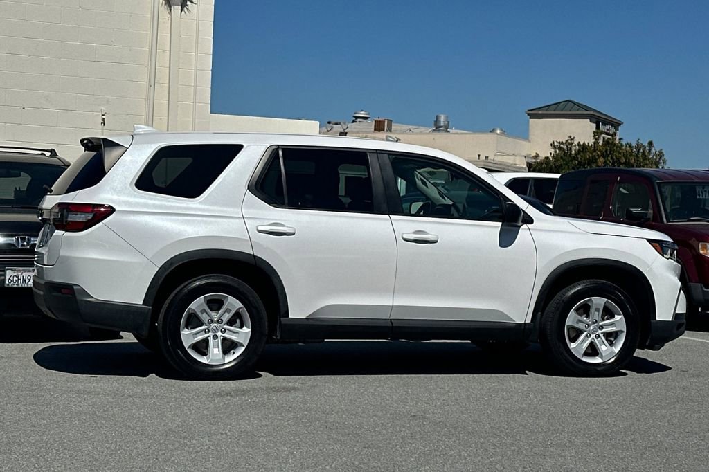 Used 2023 Honda Pilot LX image 2