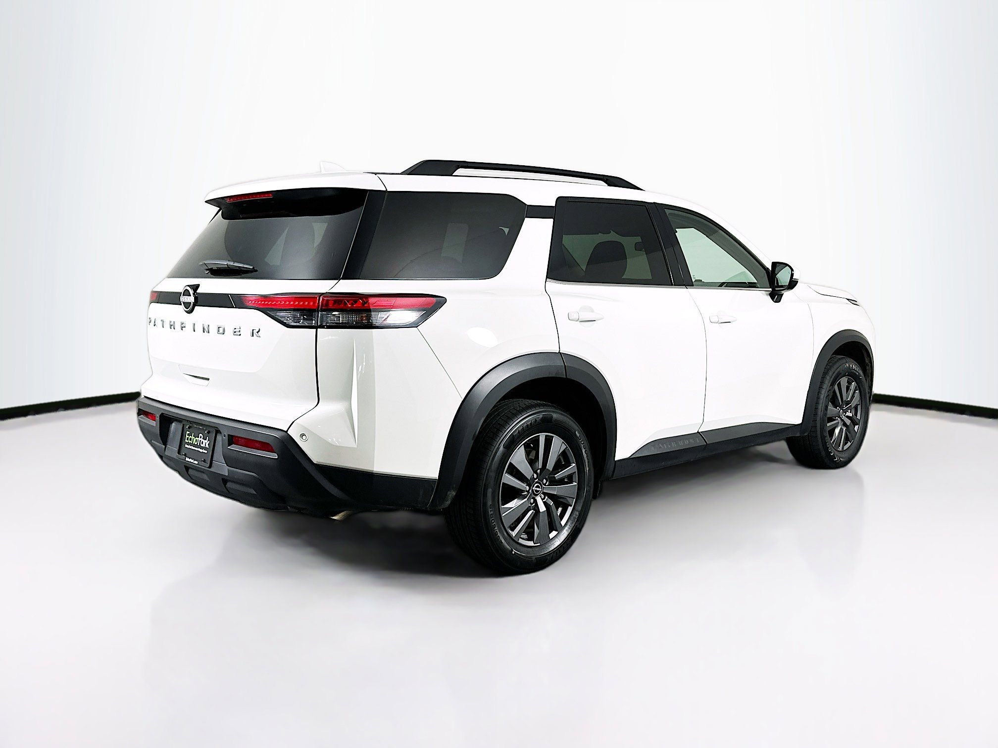 Used 2025 Nissan Pathfinder SV image 9