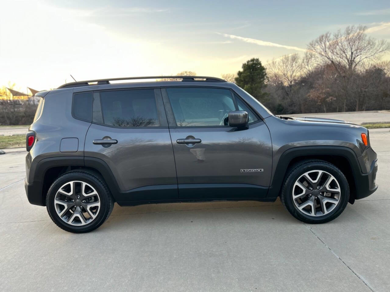 Used 2016 Jeep Renegade Latitude w/ Popular Equipment Group FWD image 5