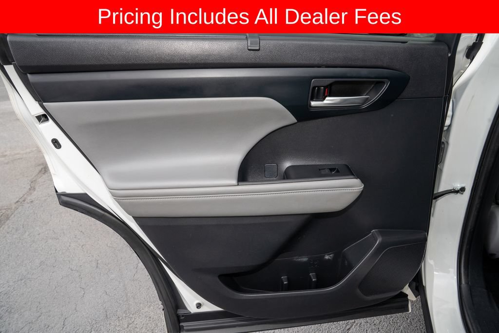 Used 2021 Toyota Highlander XLE FWD image 12