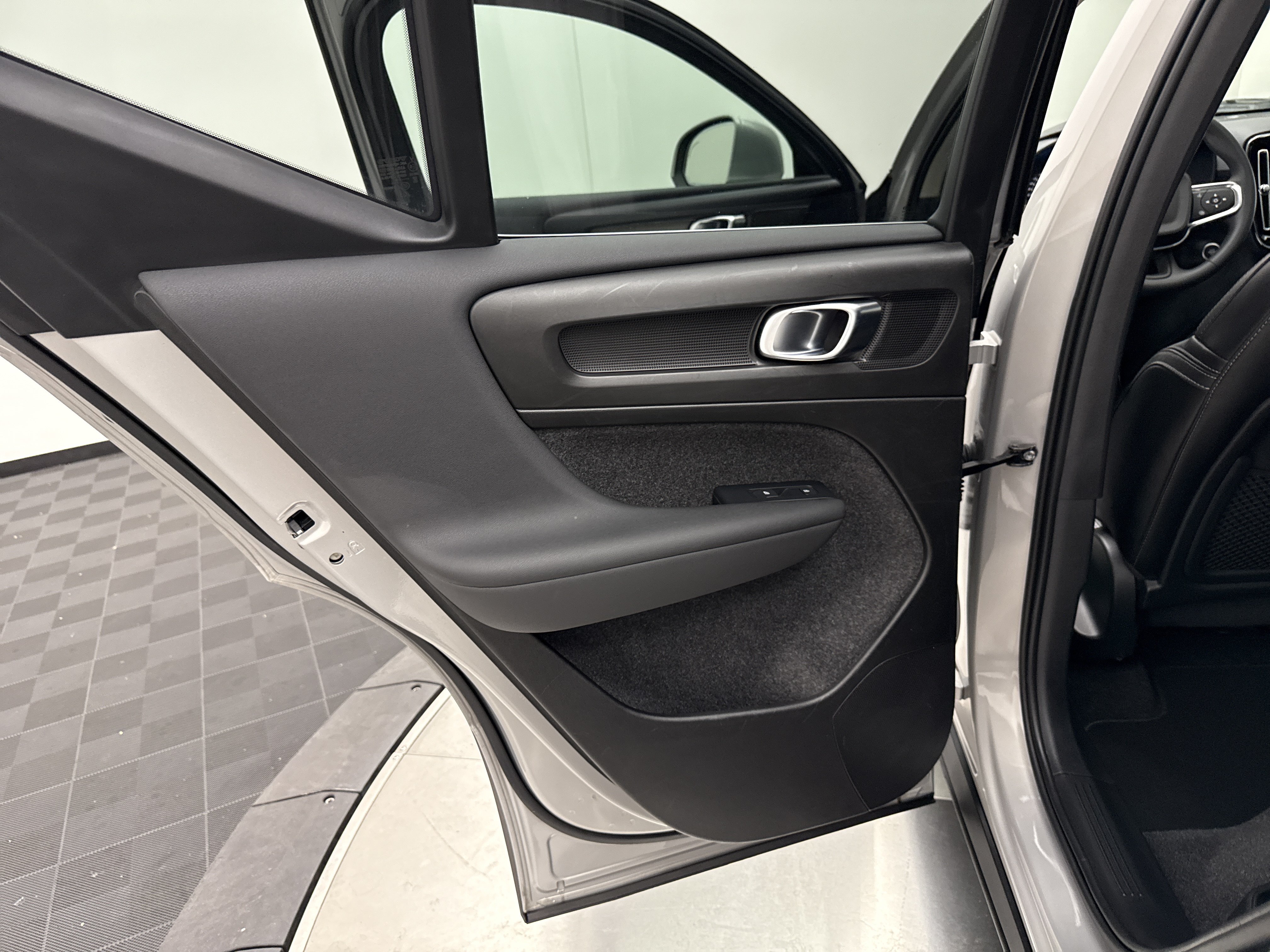 Certified 2024 Volvo XC40 B5 Plus AWD/4WD image 25