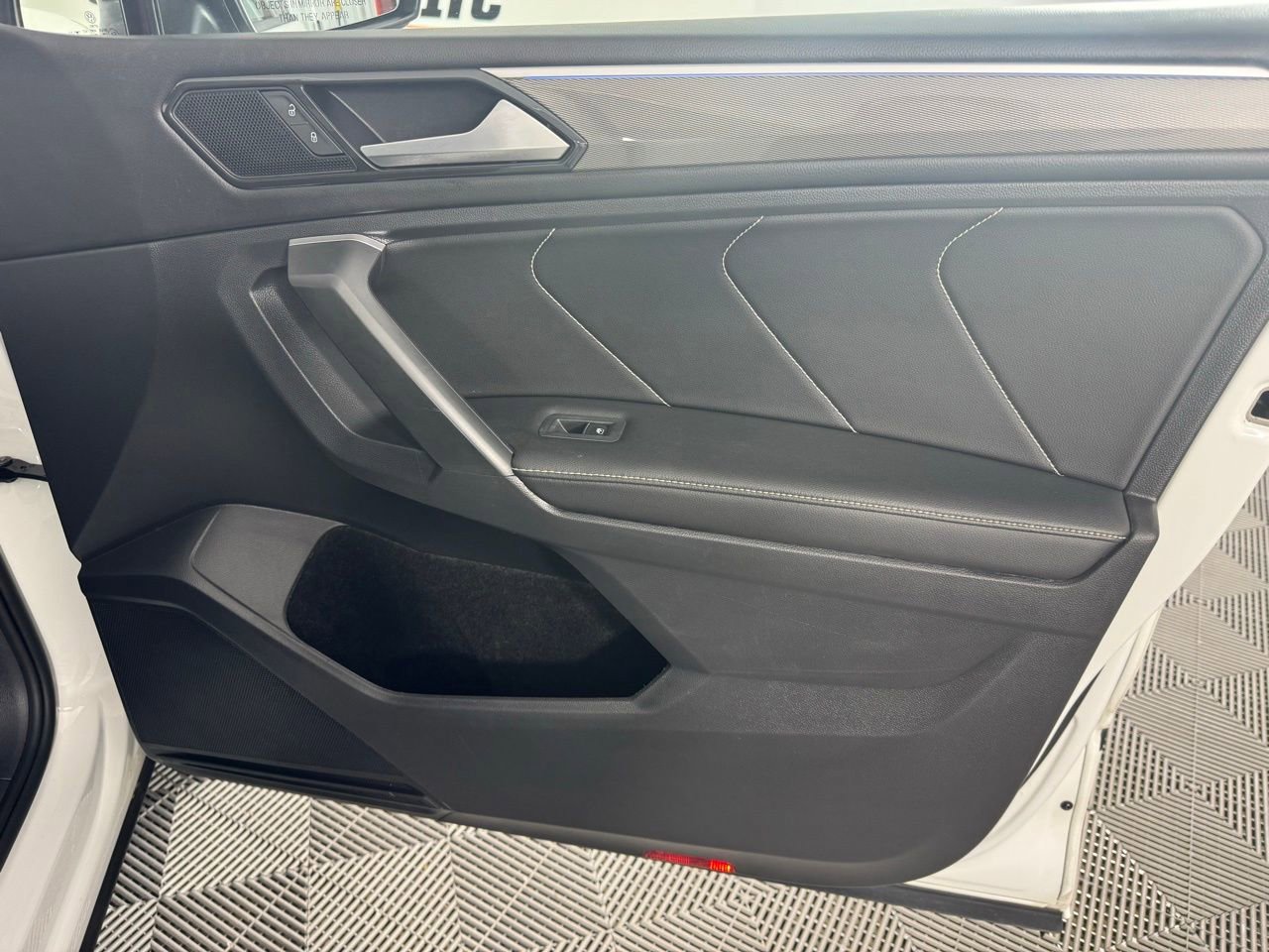 Used 2024 Volkswagen Tiguan SE R-Line image 30