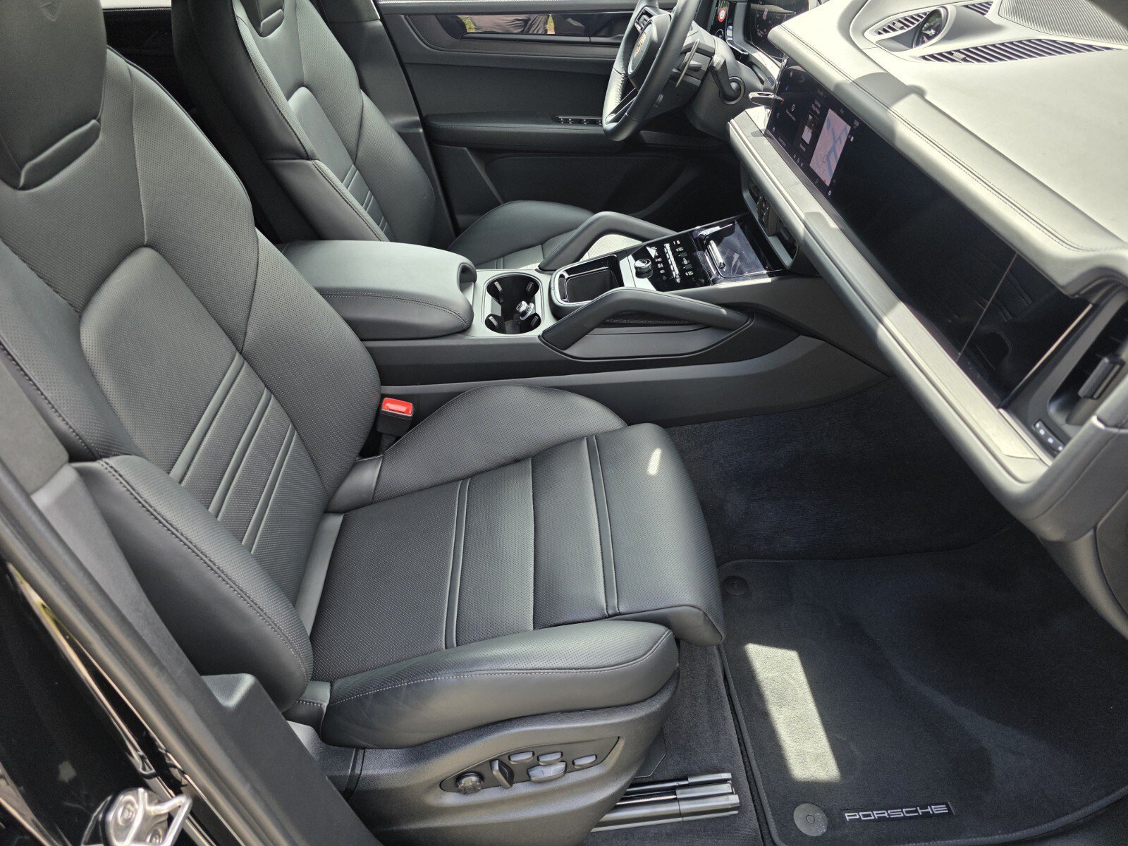 Used 2025 Porsche Cayenne GTS AWD/4WD image 3