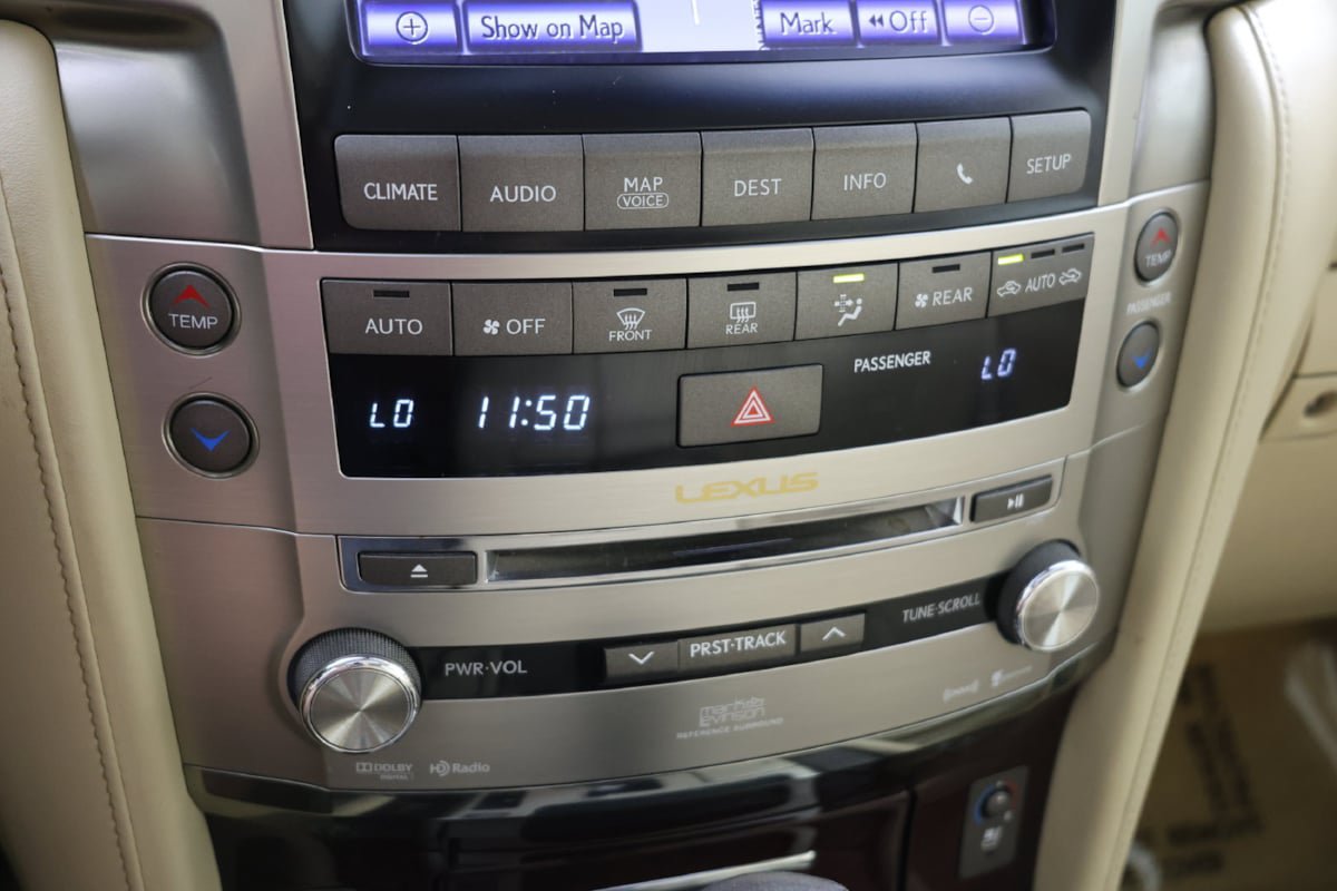 Used 2013 Lexus LX 570 4WD w/ Luxury Pkg w/Pre-crash image 32