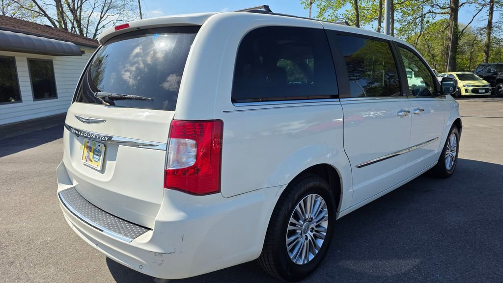 Used 2013 Chrysler Town & Country Touring-L w/ Entertainment Group #2 image 5