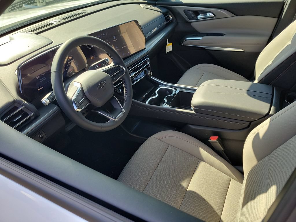 New 2027 Chevrolet Traverse LT w/ Midnight/Sport Edition FWD image 3