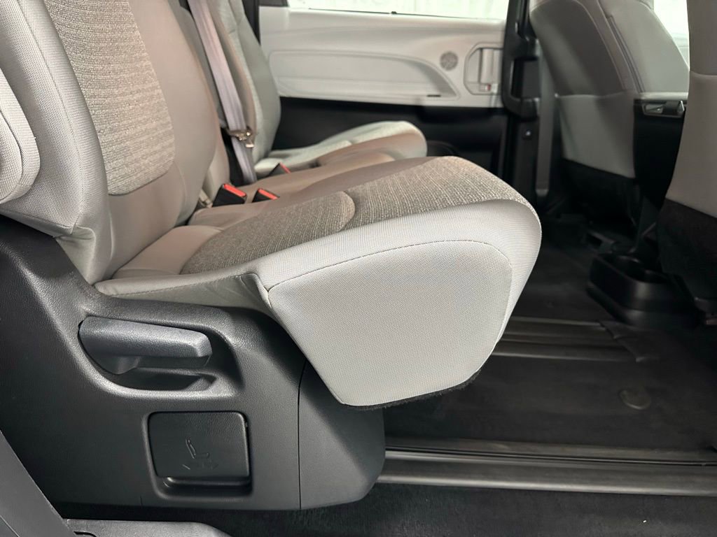 Used 2025 Toyota Sienna LE FWD image 55